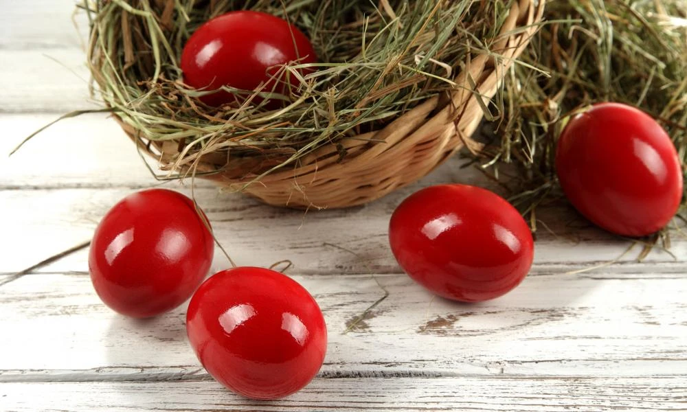 Γιατί βάφουμε τα αυγά κόκκινα και ποια ημέρα της Μεγάλης Εβδομάδος;